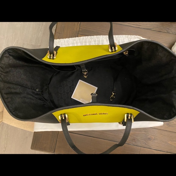 Authentic Michael Kors Jet Set Tote. - Picture 5 of 8